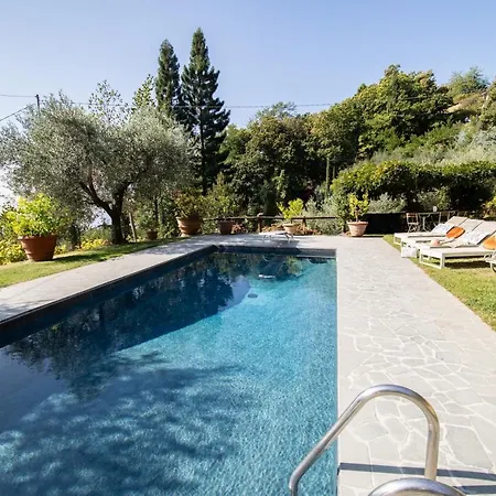 Iris With Swimming Pool וילה *